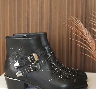 Bota com fivela e apliques