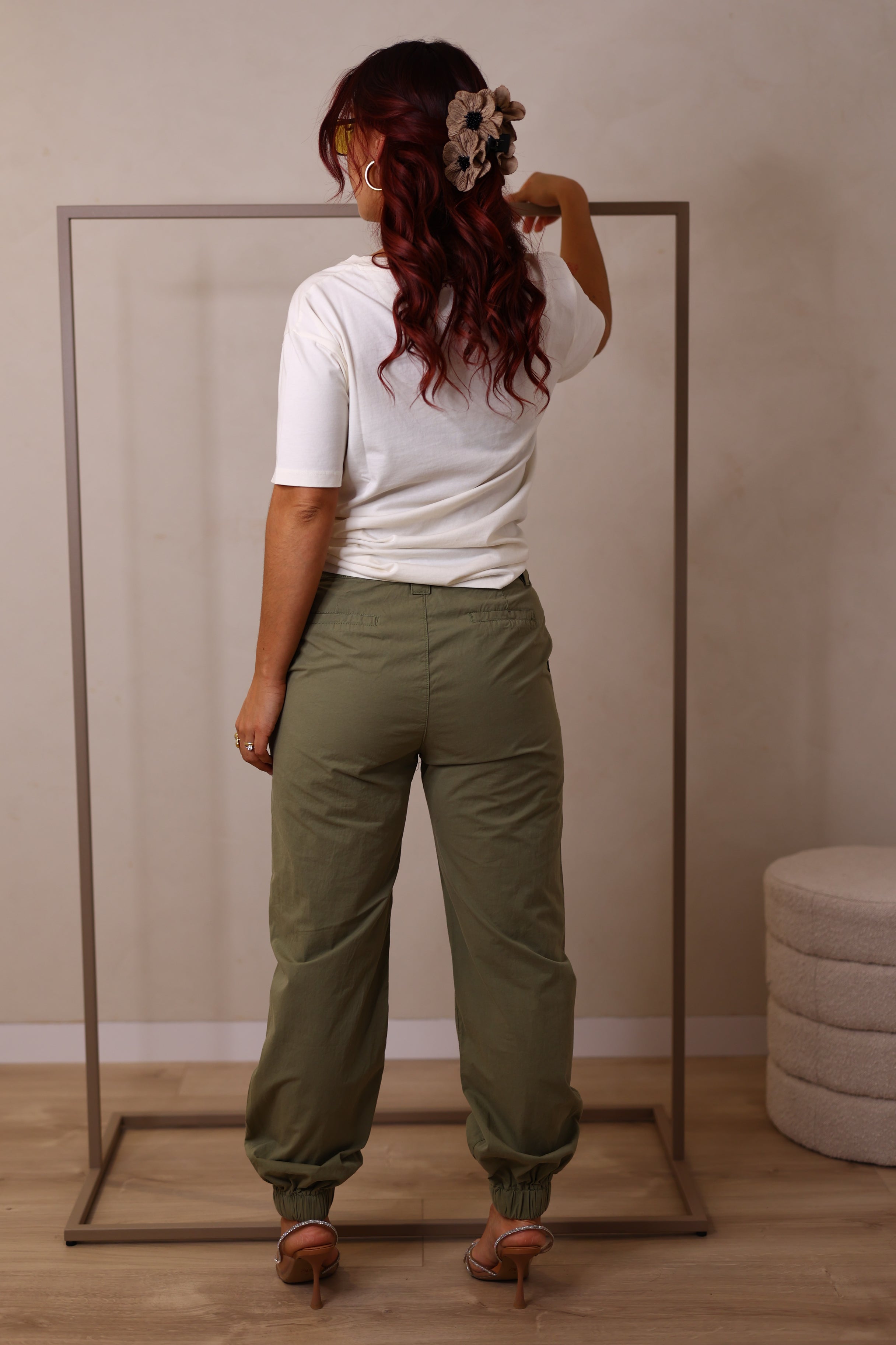 Calça cargo com corrente