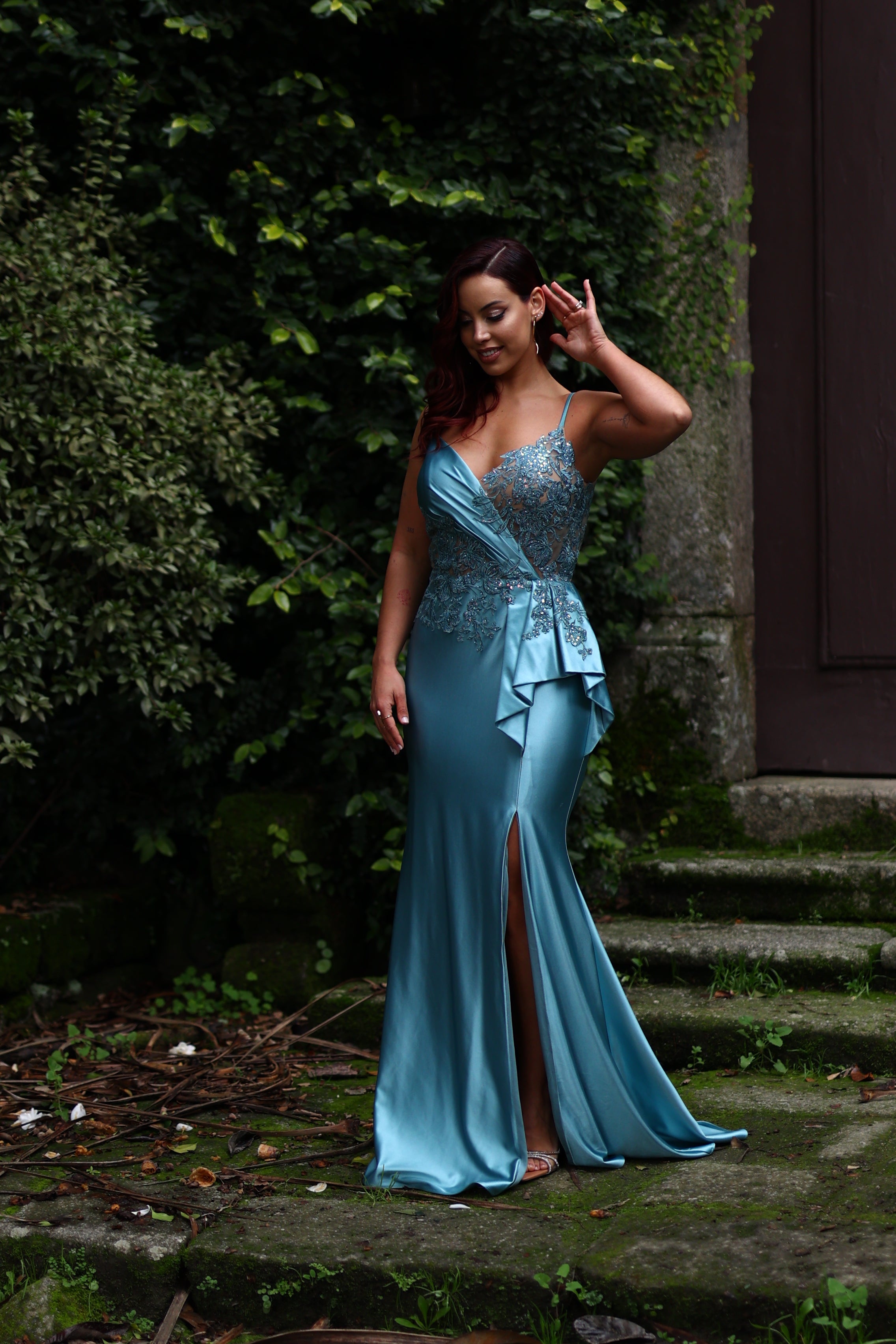 dress with lace and opening at the back