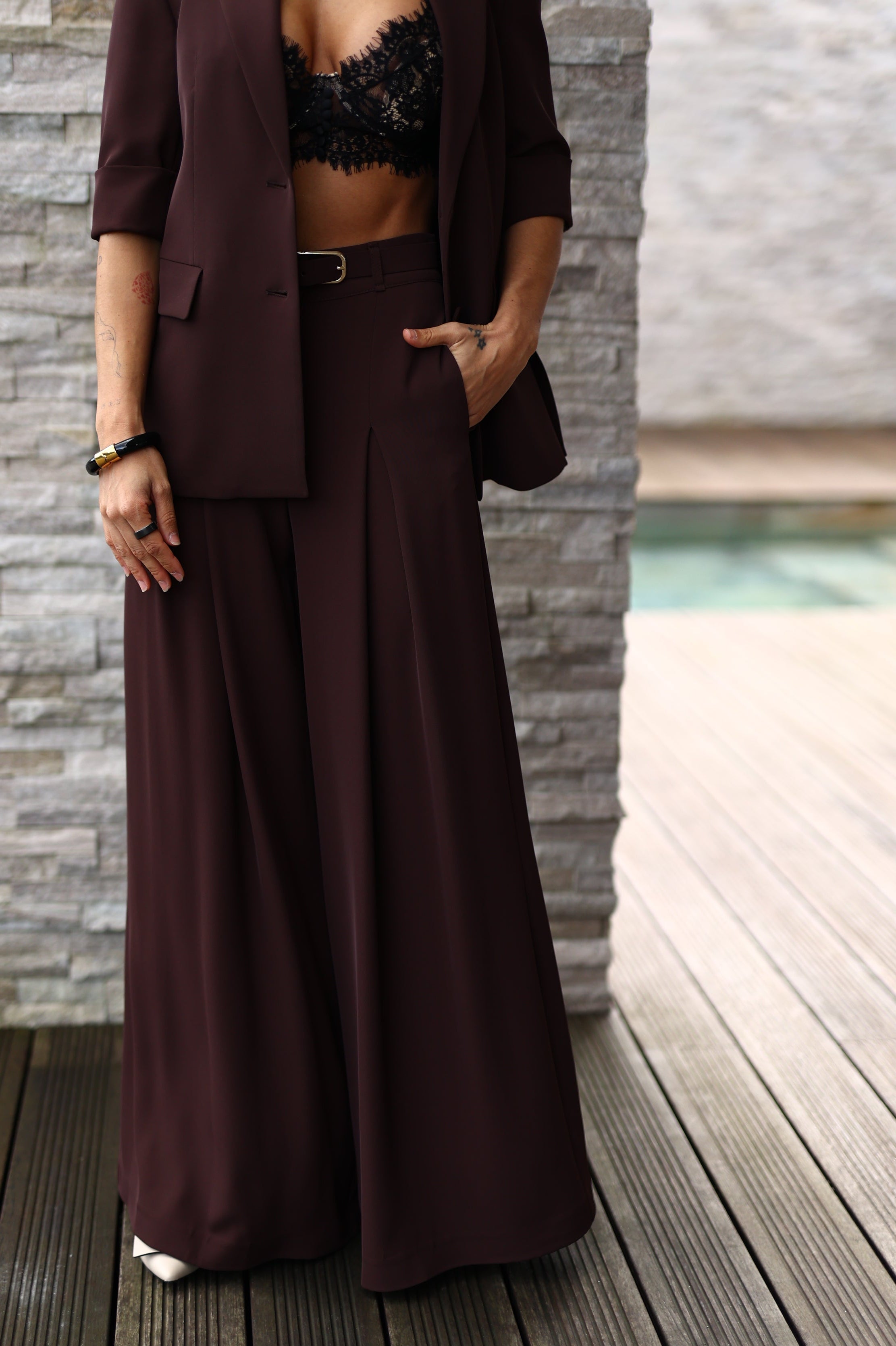 Calça com pregas e cinto