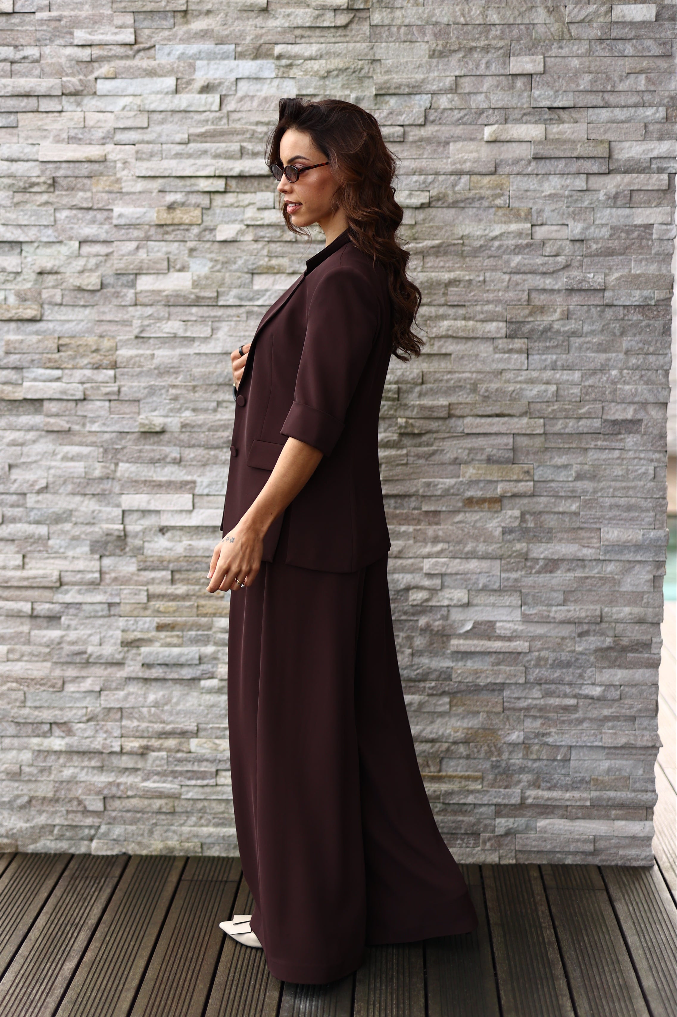 Calça com pregas e cinto