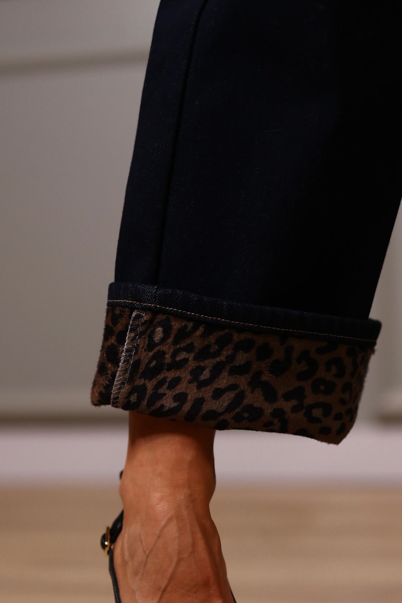 calça pantalona com detalhe animal print