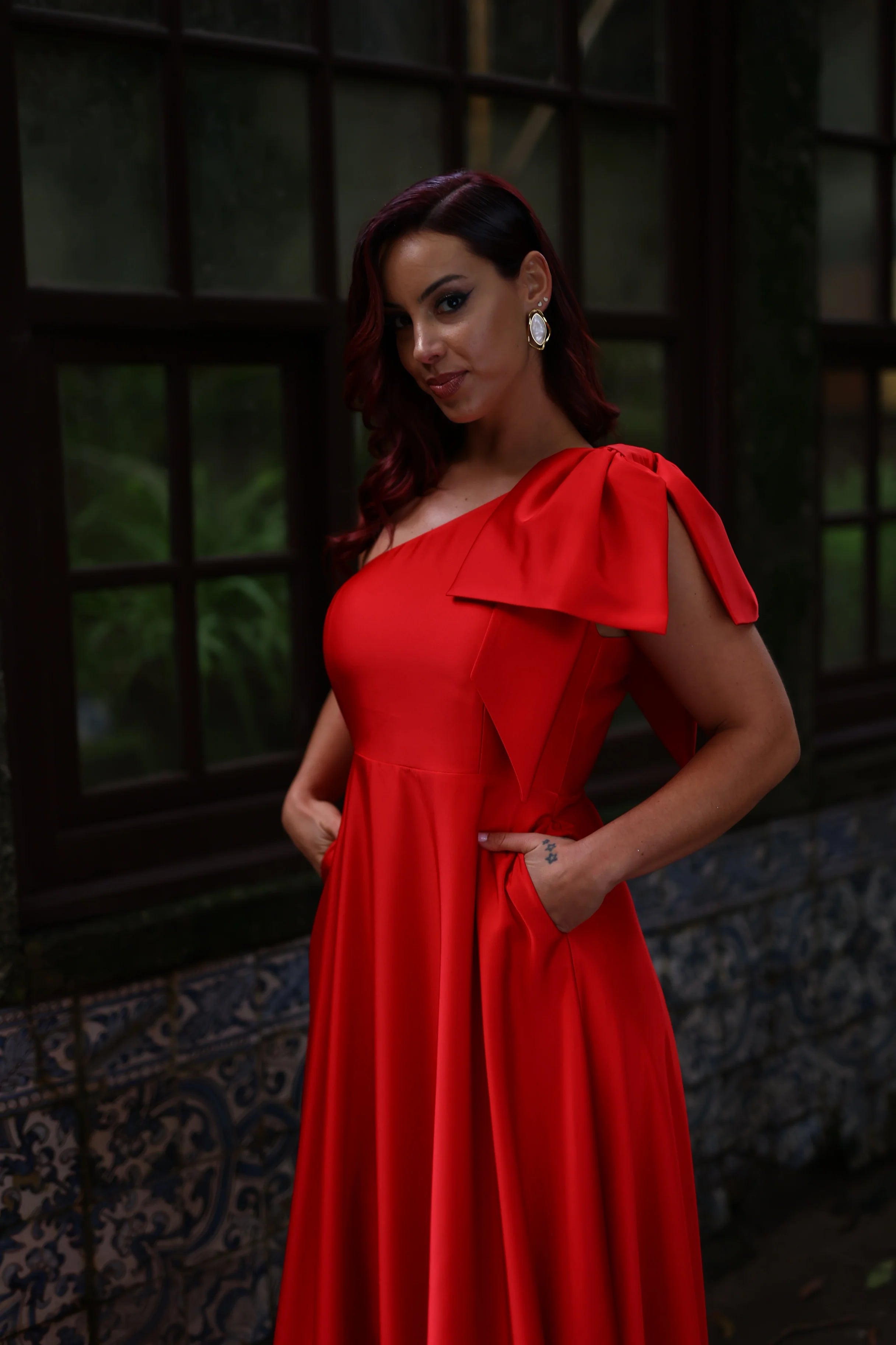 Dress with bow on the shoulder