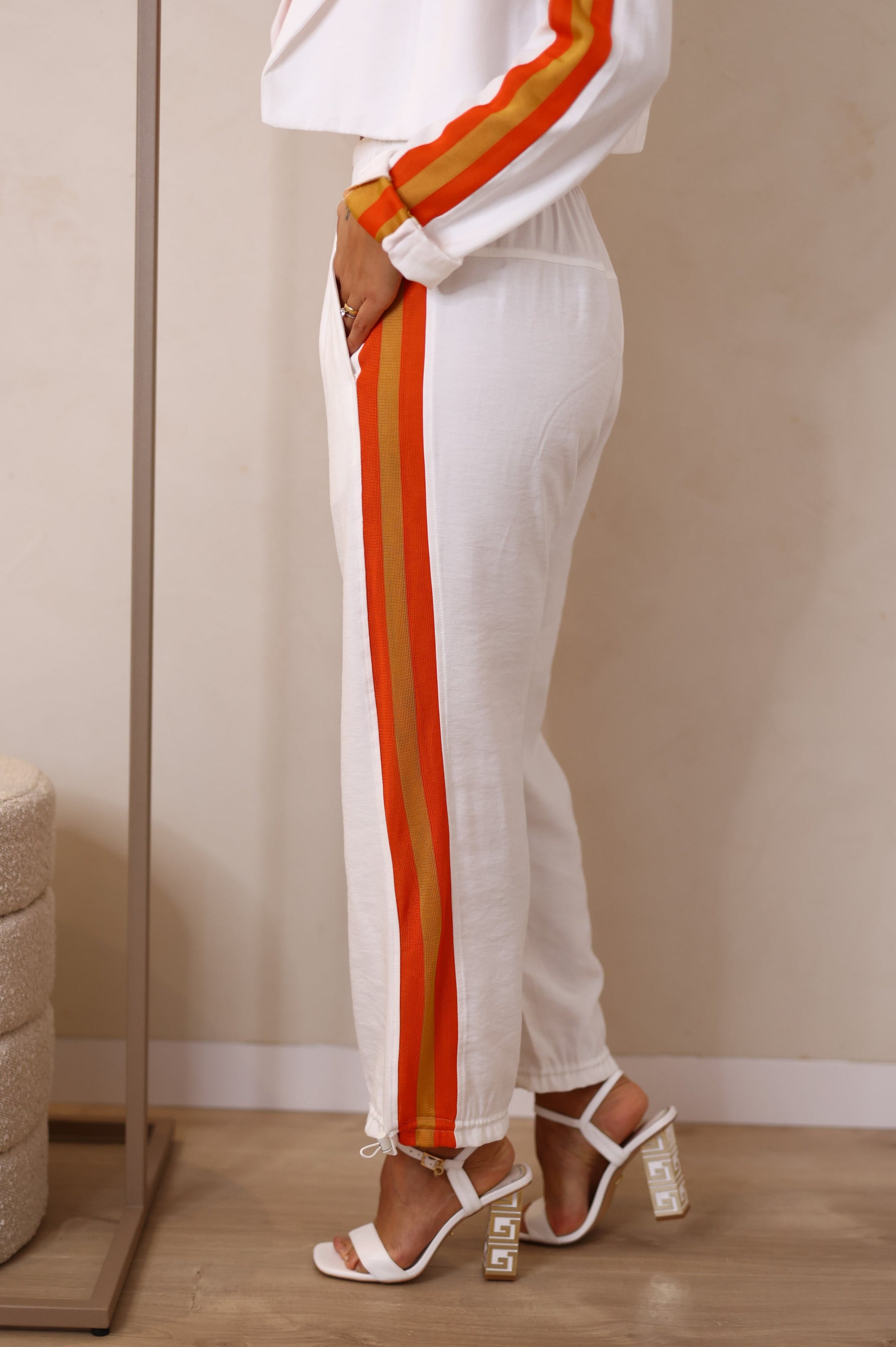 Calça contraste listrado
