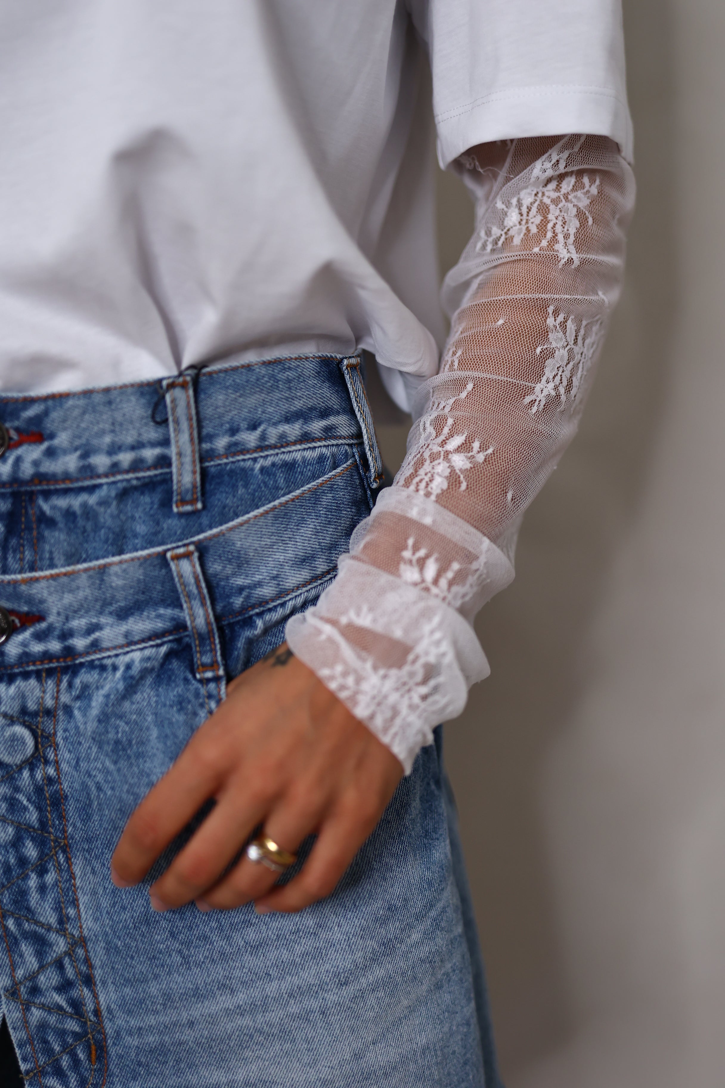 T-shirt com mangas em renda