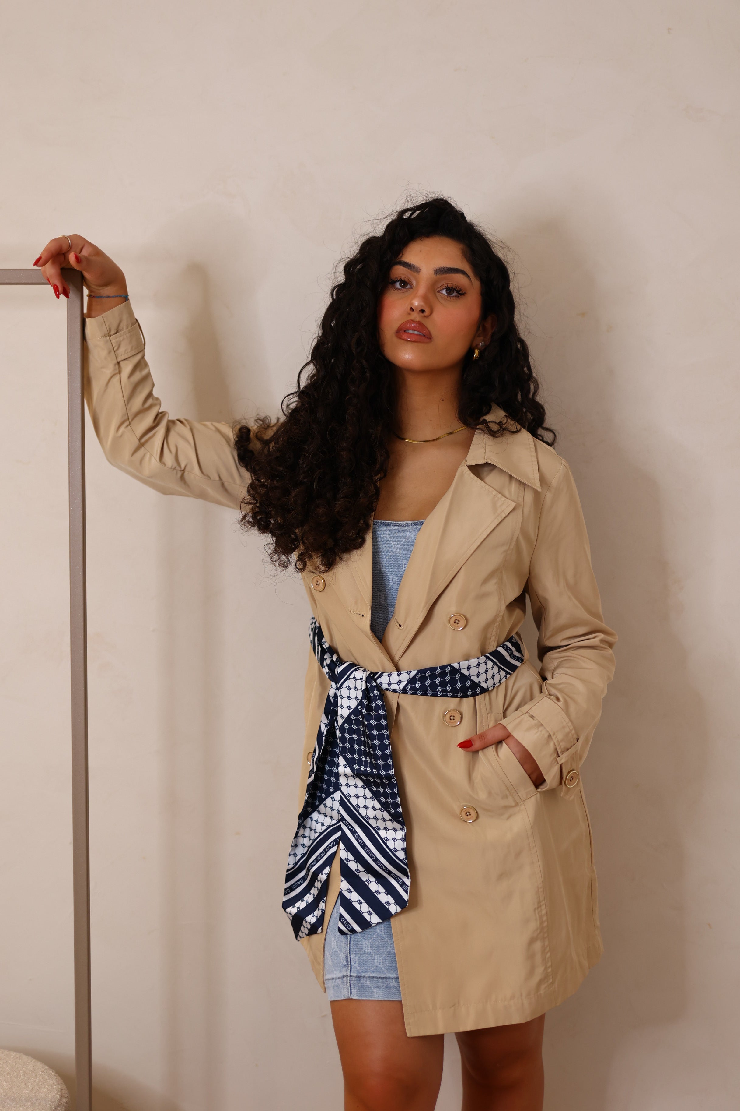 Gabardine com cinto monograma