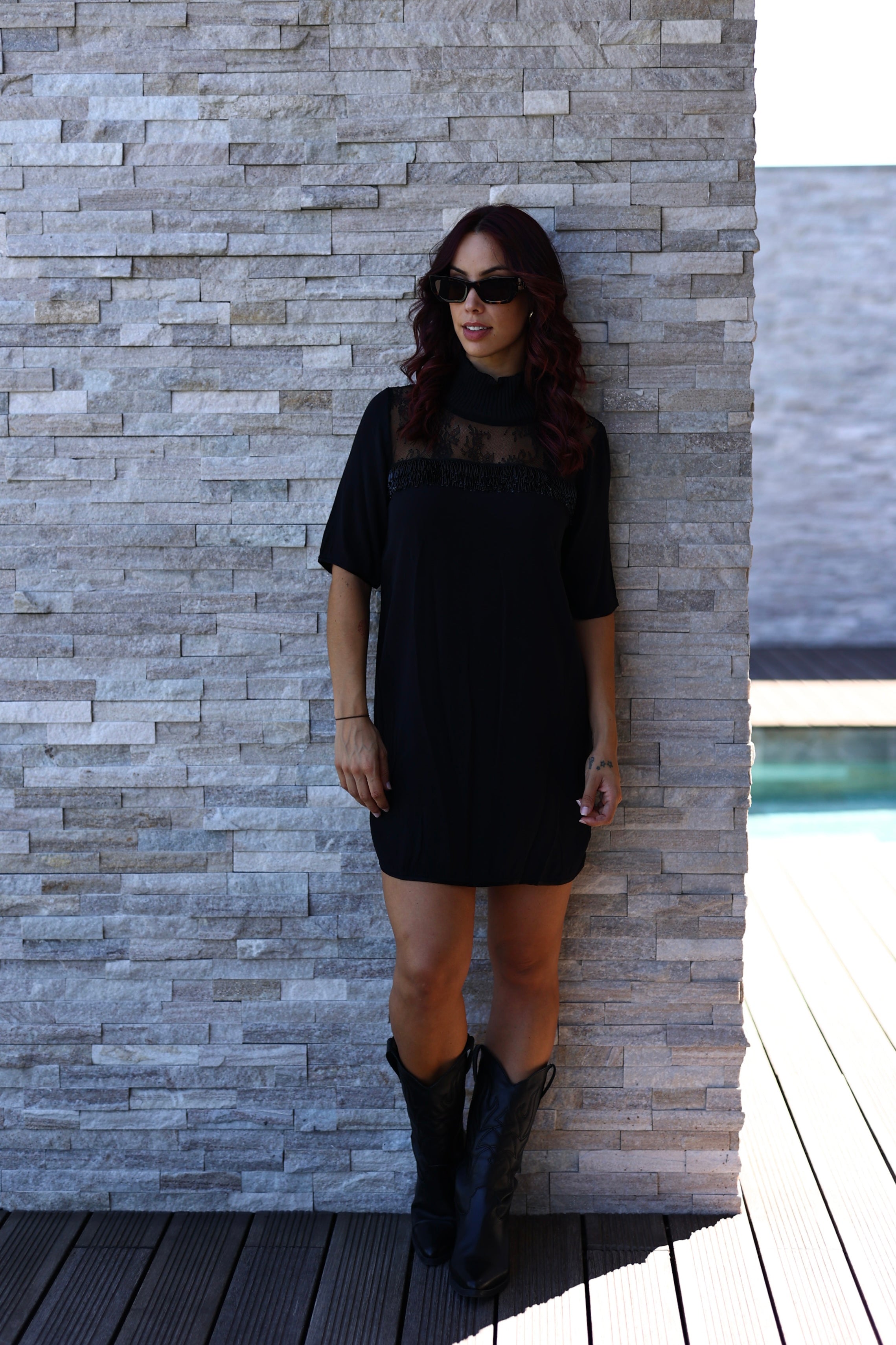 vestido com pormenor em renda