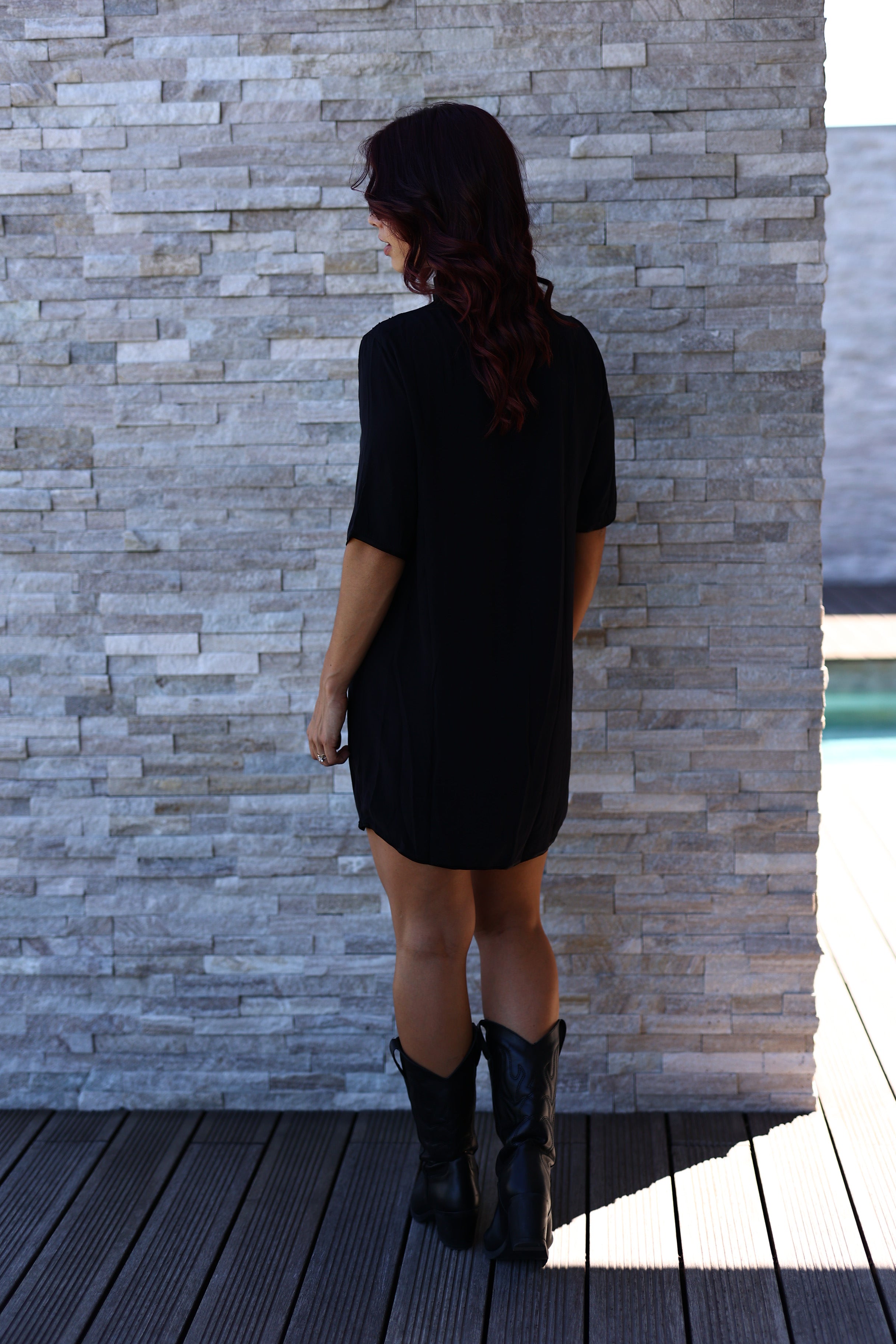 vestido com pormenor em renda