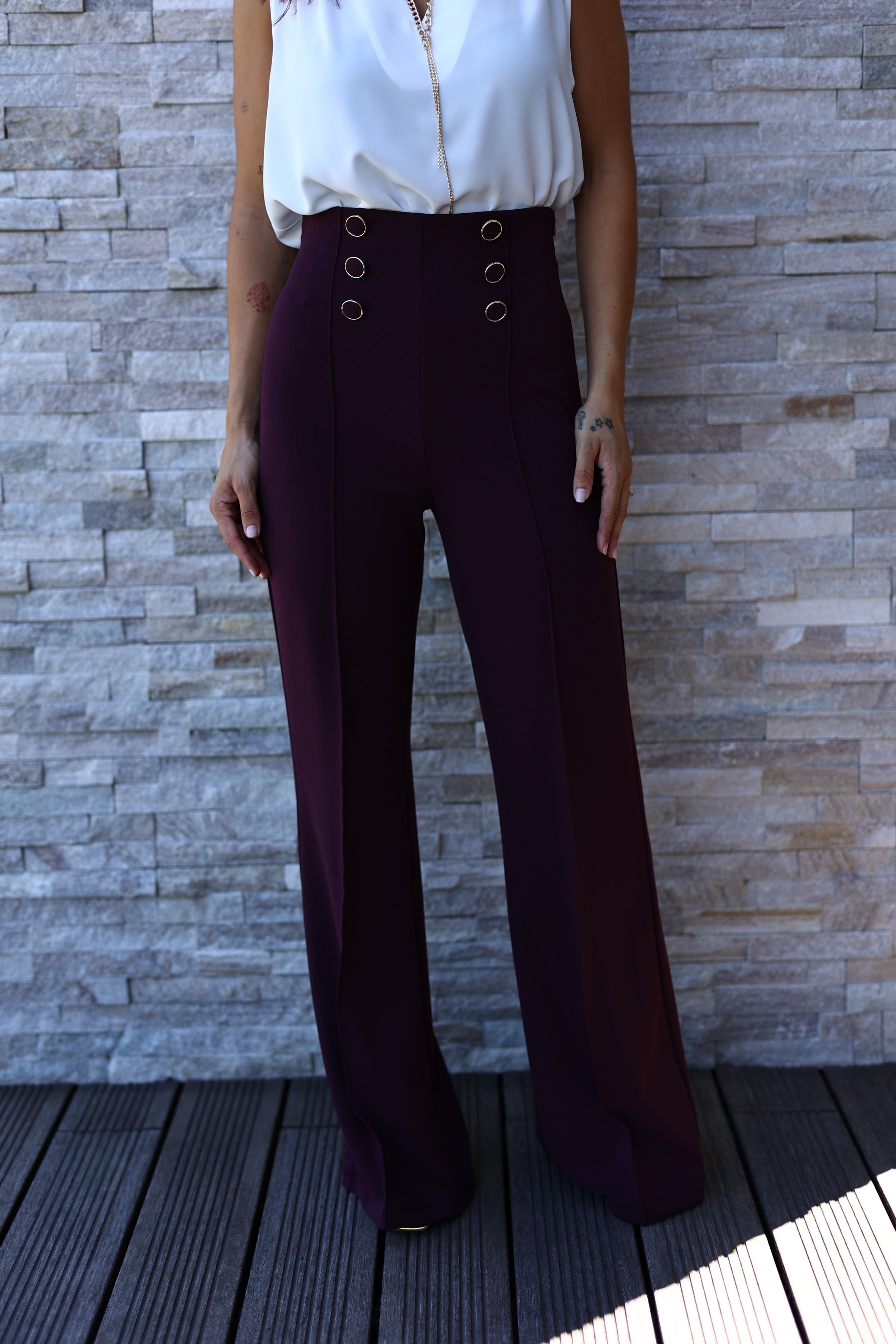calça efeito botões