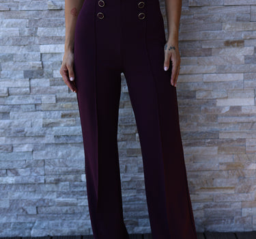 calça efeito botões