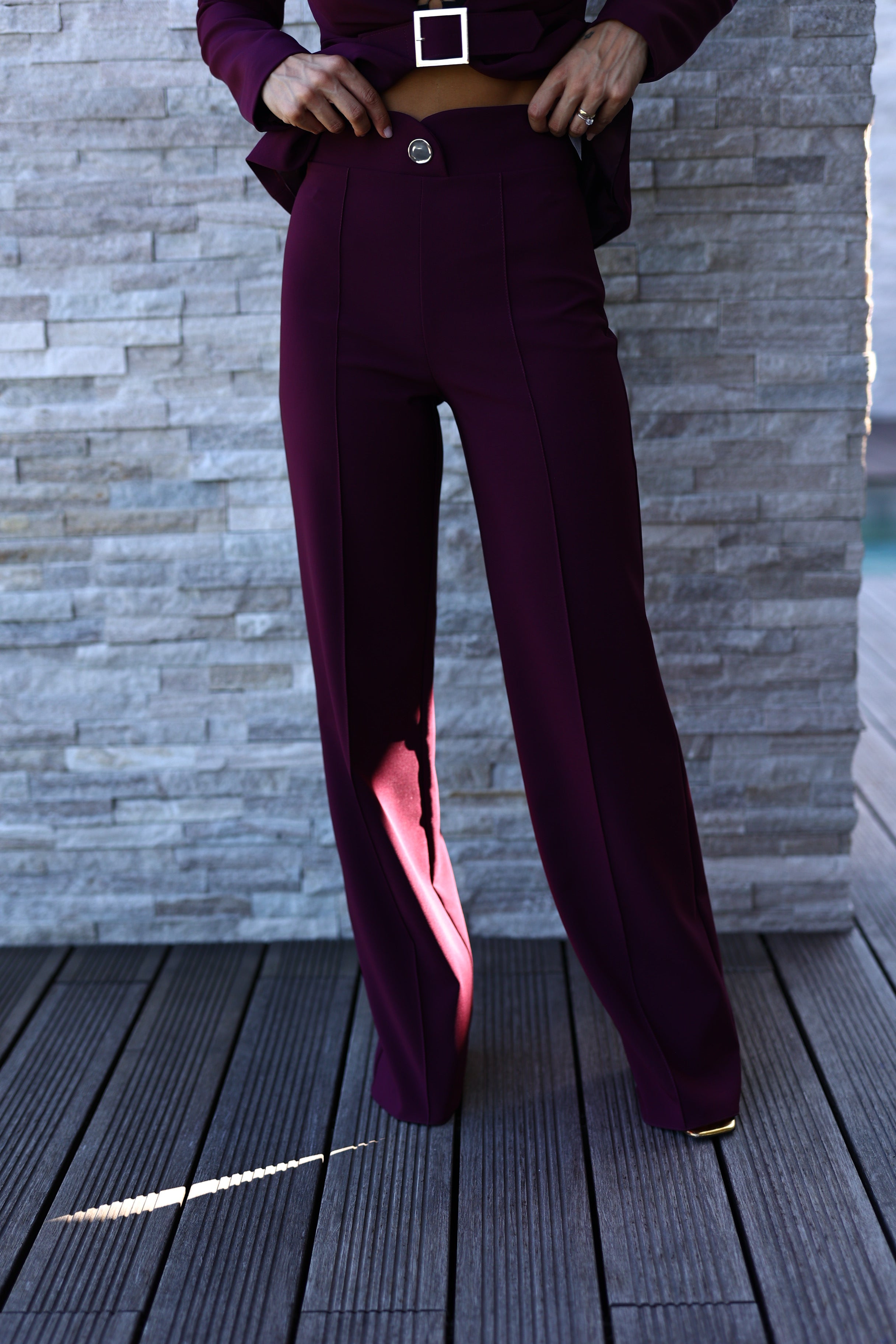 calça com botão dourado