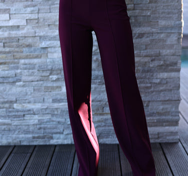 calça com botão dourado