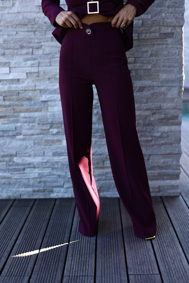 calça com botão dourado