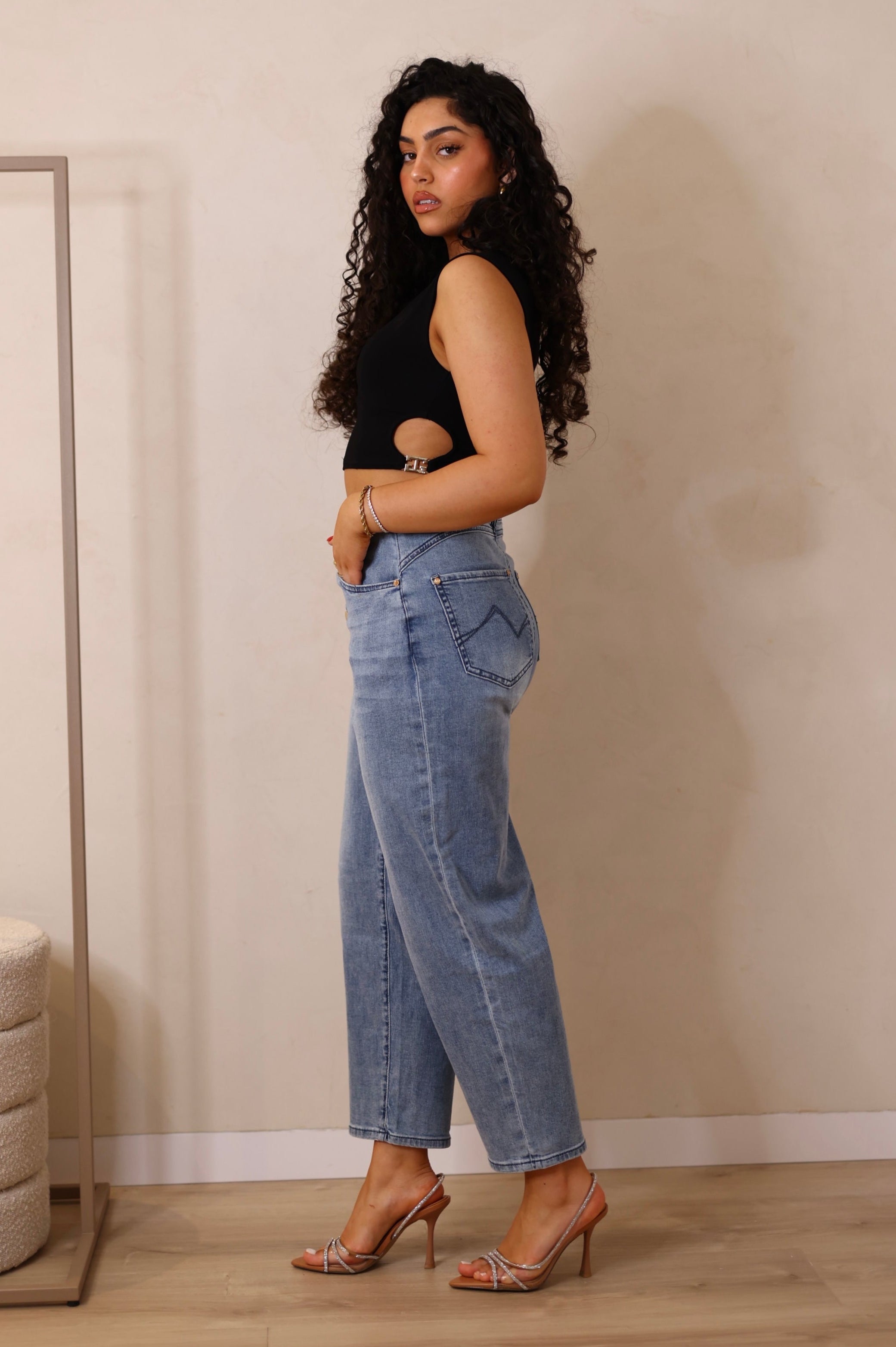 Calça mom com botões