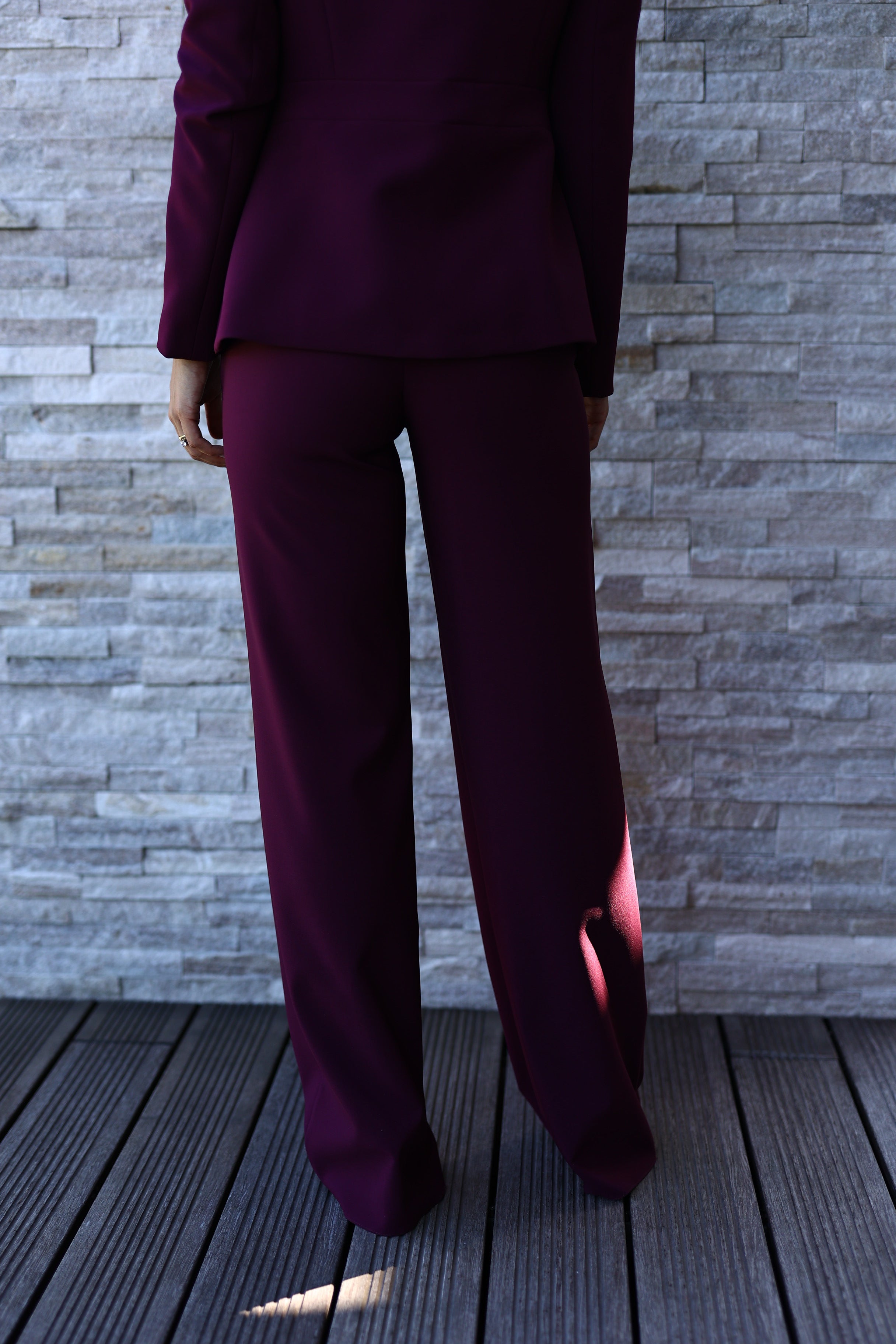 calça com botão dourado