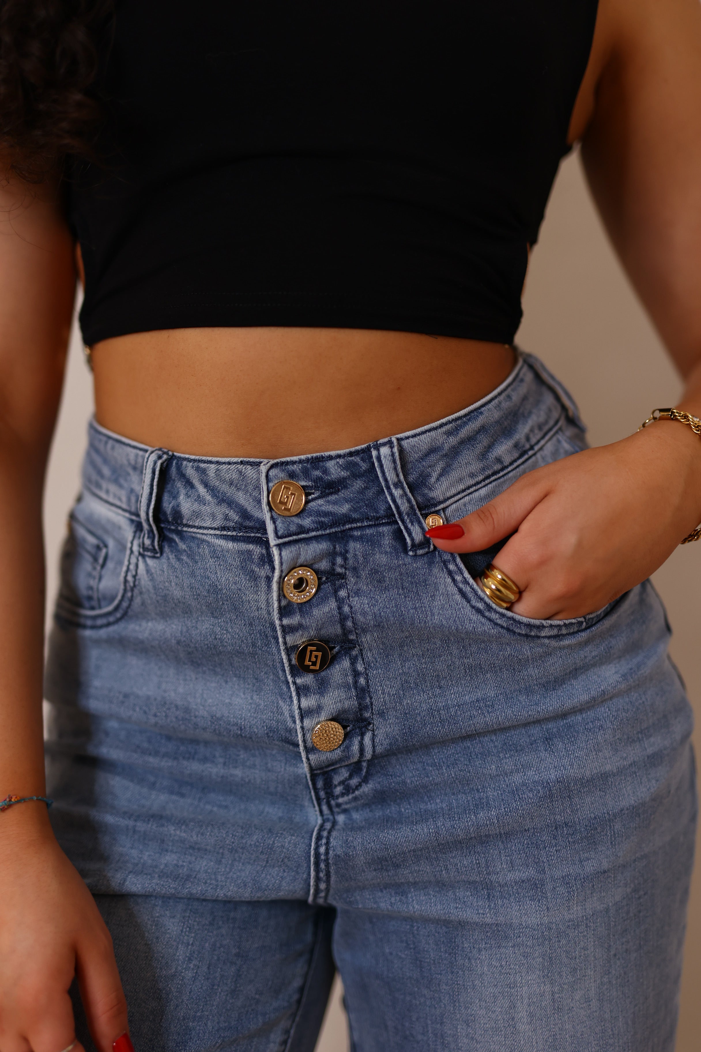 Calça mom com botões