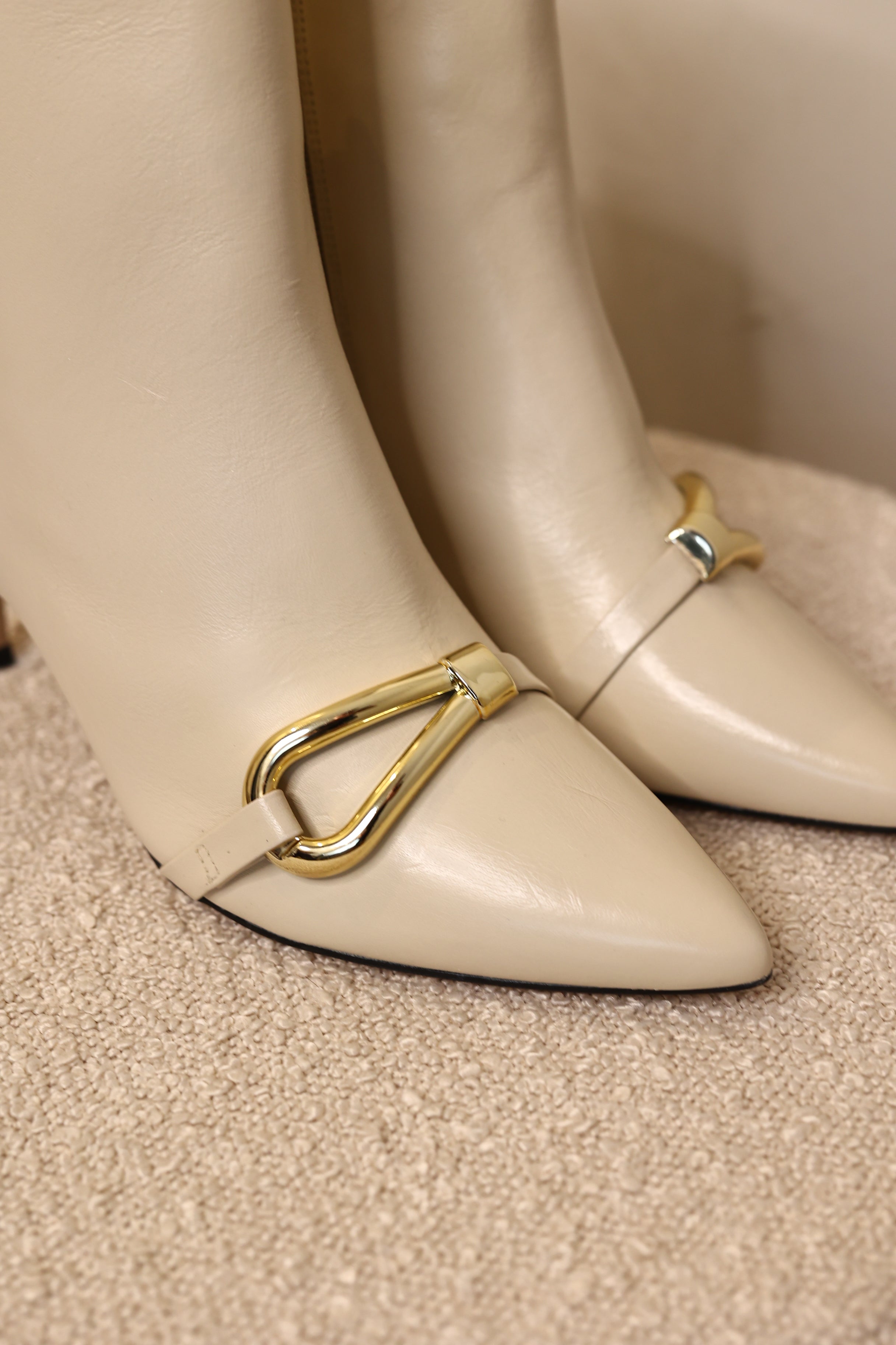 Botins com pormenor dourado