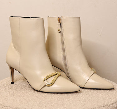 Botins com pormenor dourado