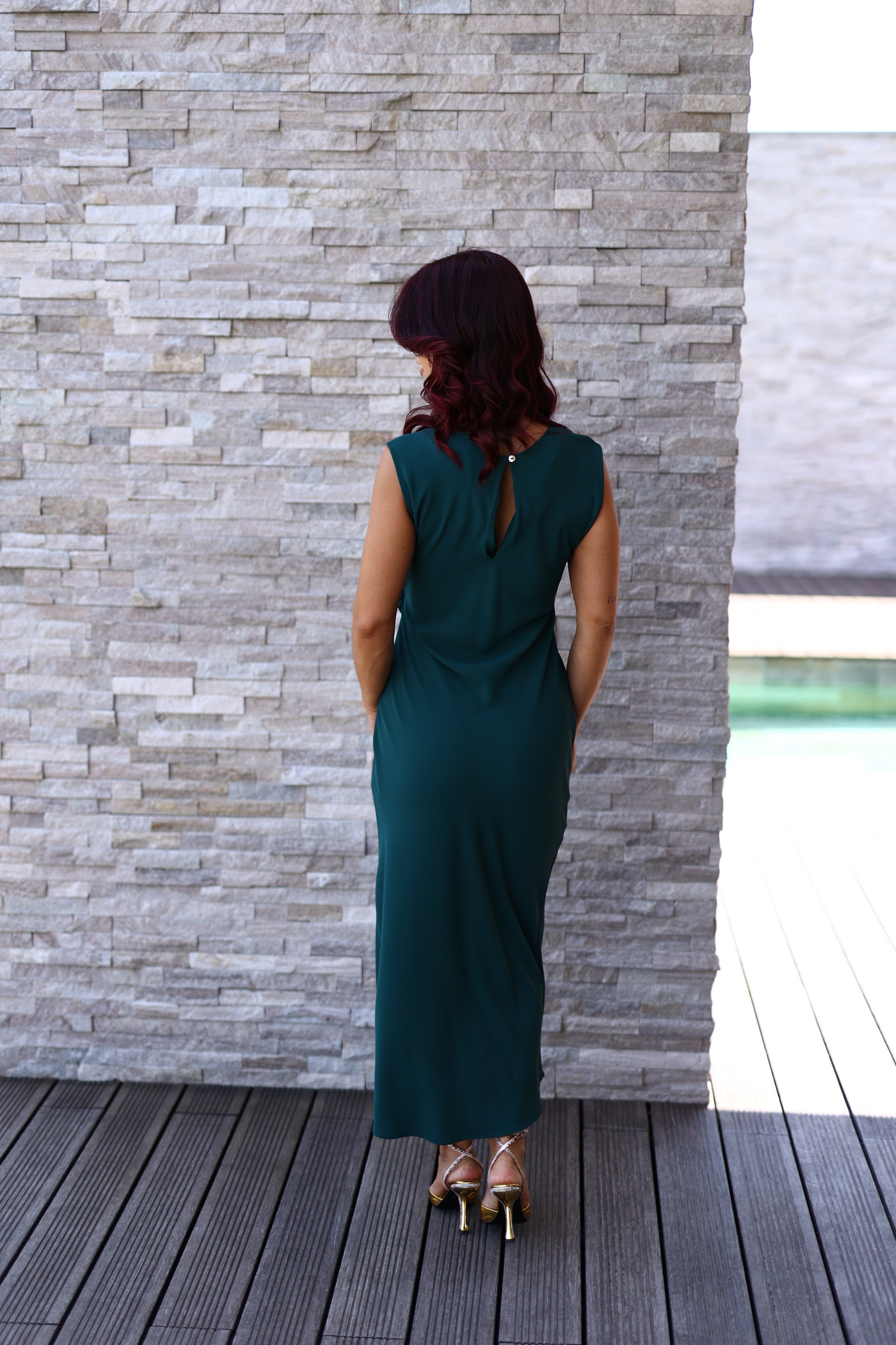 Vestido midi com pormenor dourado