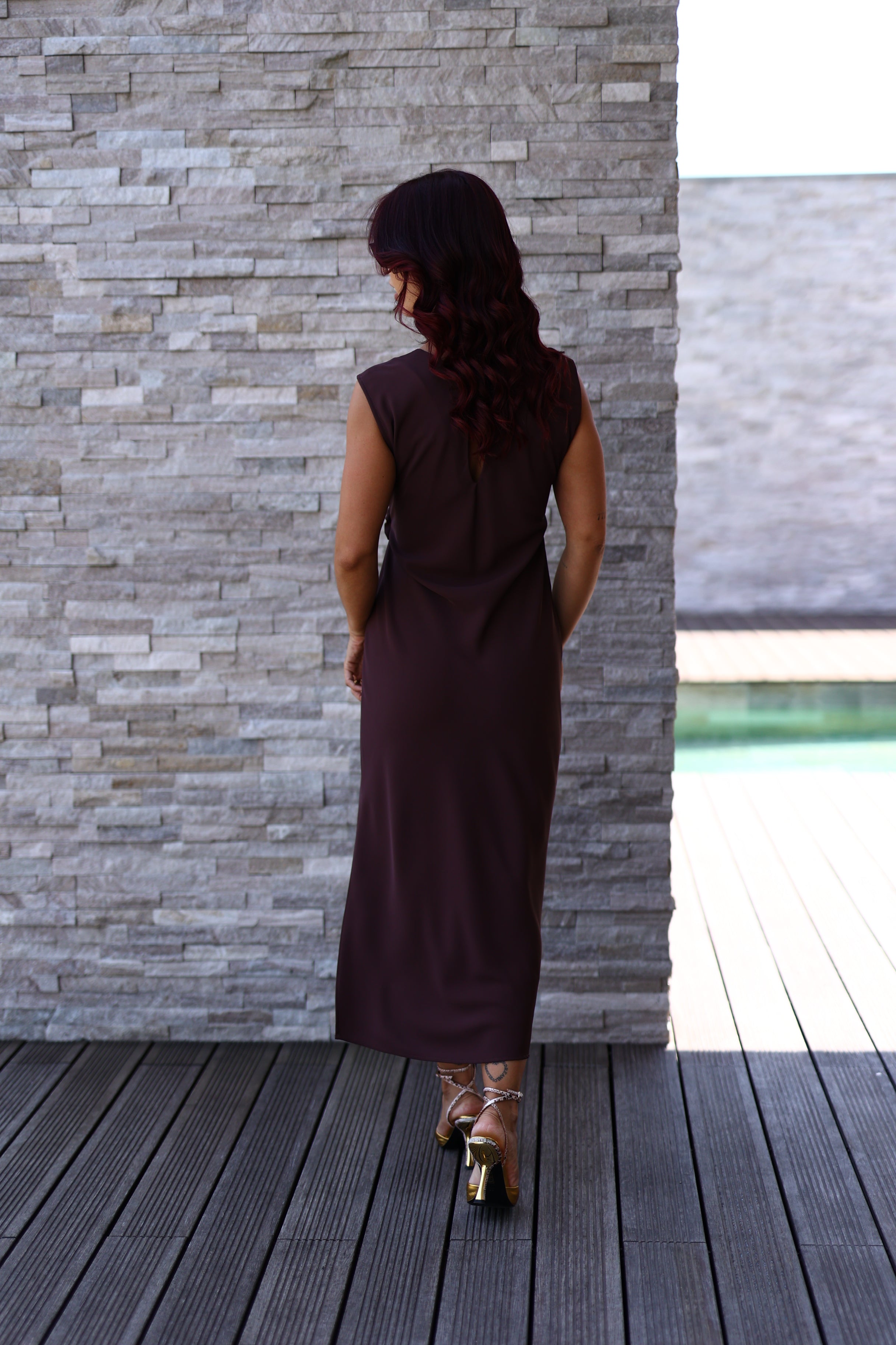 Vestido midi com pormenor dourado