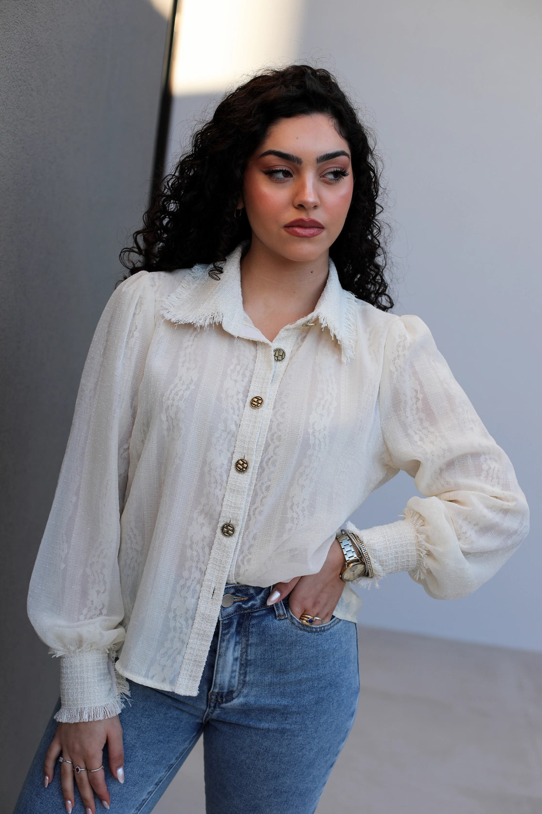 Blouse with lace and buttons