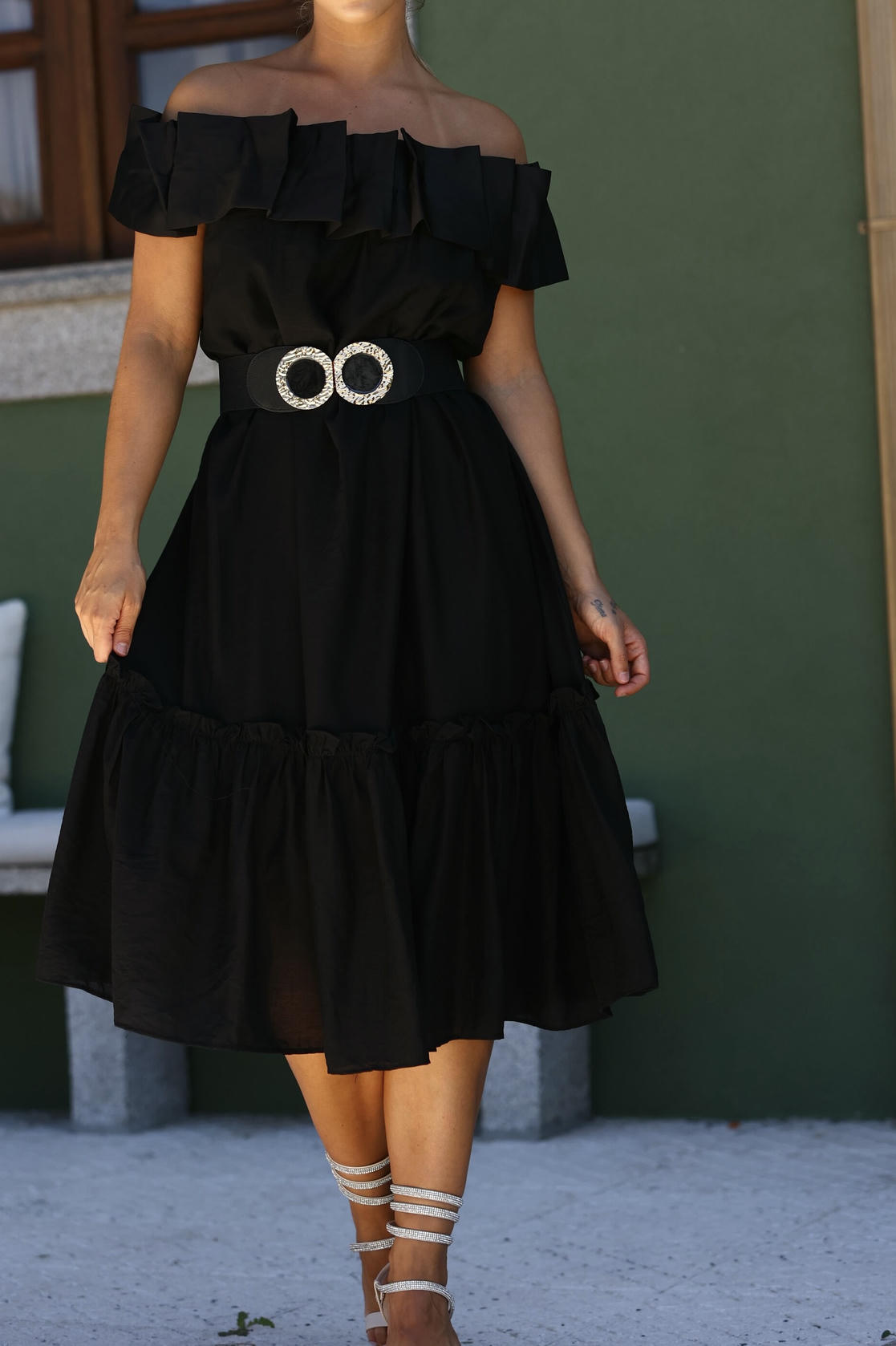 Vestido midi com folhos