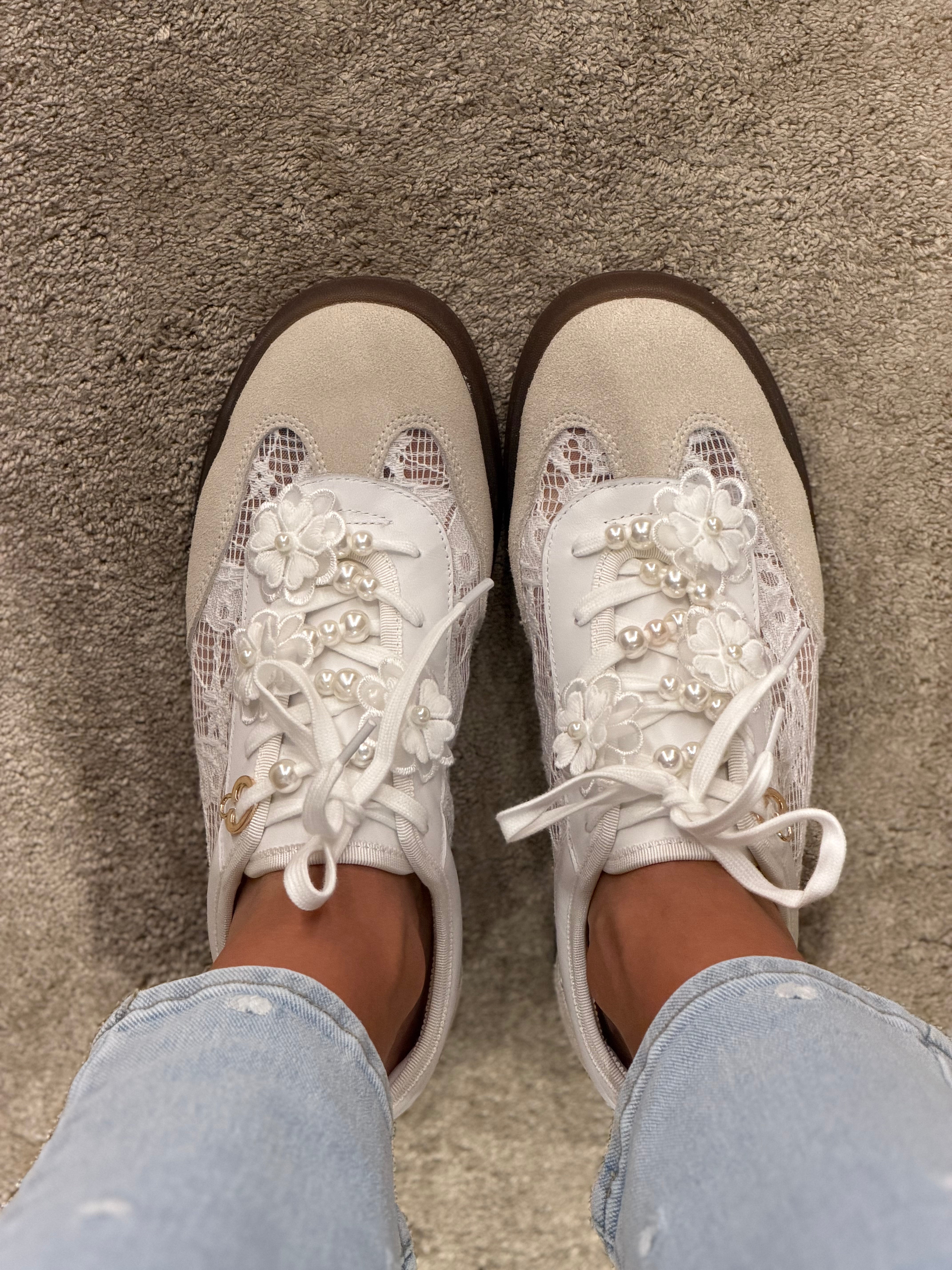 Sapatilha em renda com aplicações