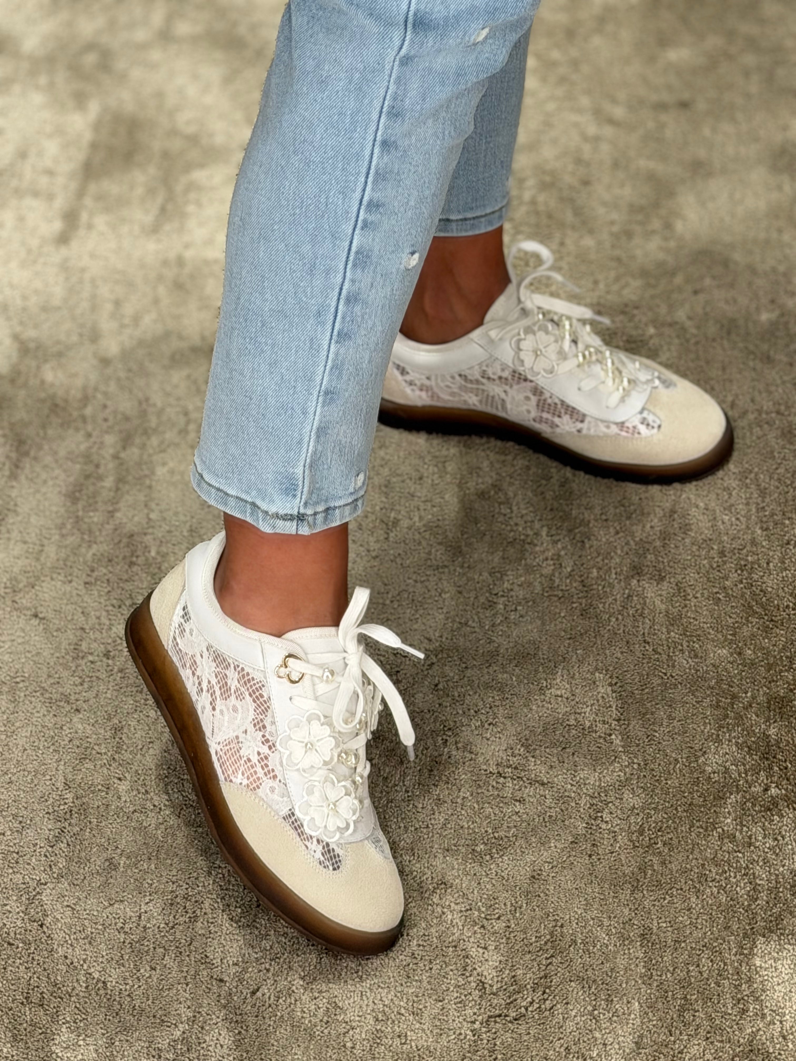 Sapatilha em renda com aplicações