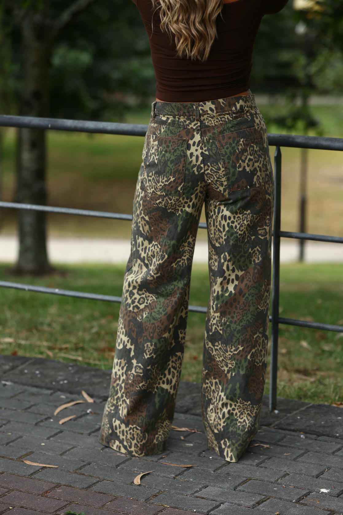 Calça wide leg estampa militar Lumina