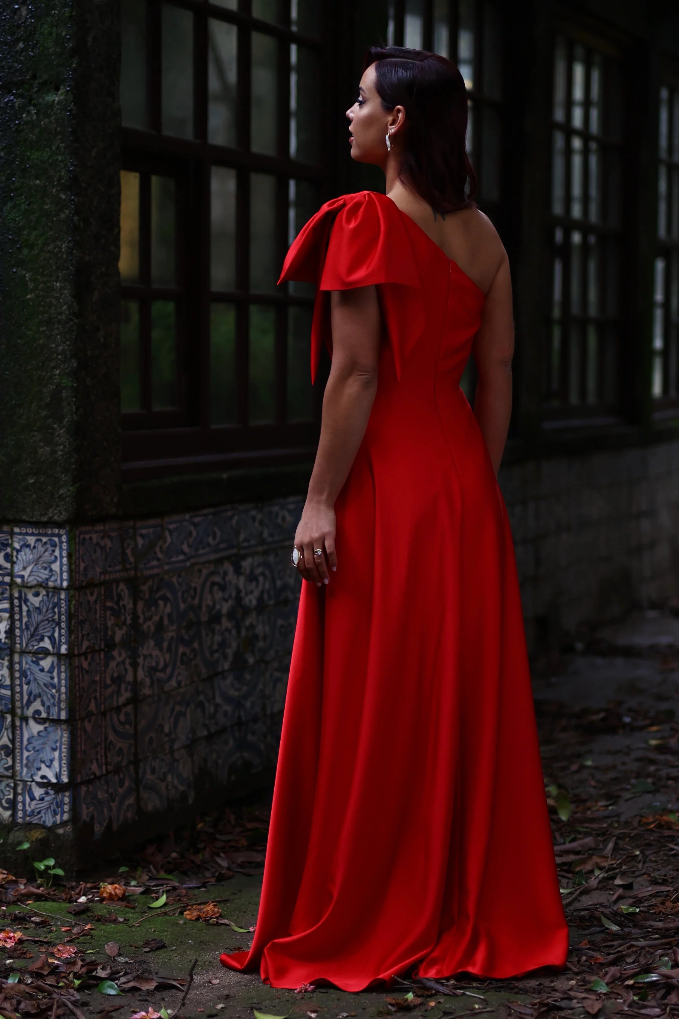 Dress with bow on the shoulder